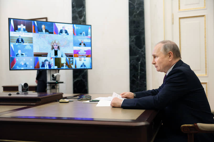 Владимир Путин во время совещания, на экране в центре — Татьяна Голикова