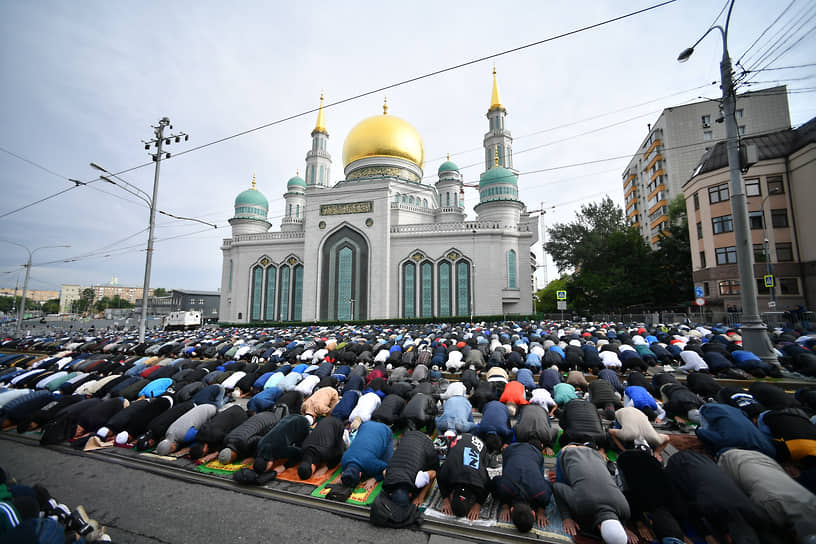 Мусульмане около мечети