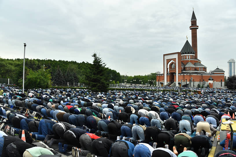 Верующие у Мемориальной мечети в Москве 
