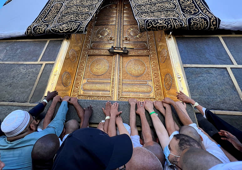 Мусульманские паломники во время хаджа в городе Мекка, Саудовская Аравия, 30 июня 2023 года