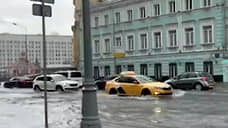 В Москве прошел ливень с грозой, подтопило улицы