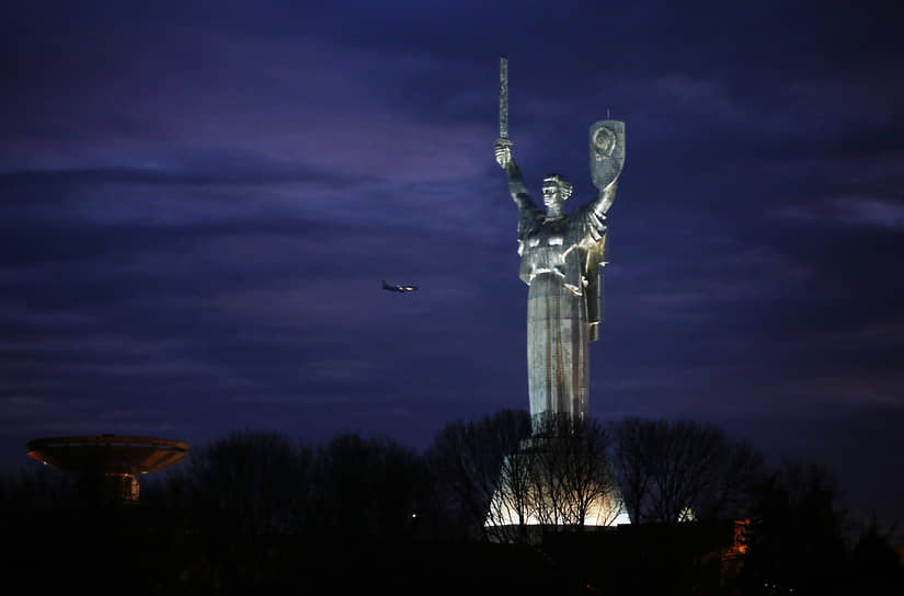 Монумент «Родина-мать» в Киеве