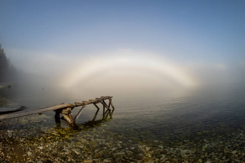 Фотограф Забайкальского национального парка Алексей Сватов снял на Ушканьих островах редкое природное явление – белую радугу