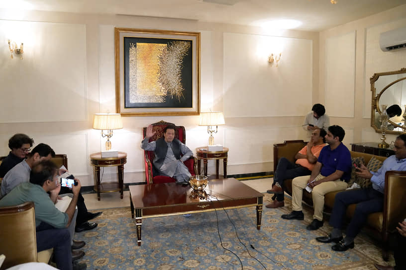 Имран Хан во время встречи с журналистами 3 августа 2023 года