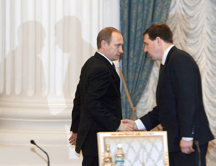 Президент России Владимир Путин (слева) со своим советником по экономическим вопросам (2000–2005) Андреем Илларионовым в 2003 году