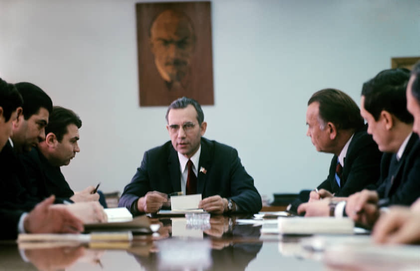 Лев Васильев (в центре) в 1974 году