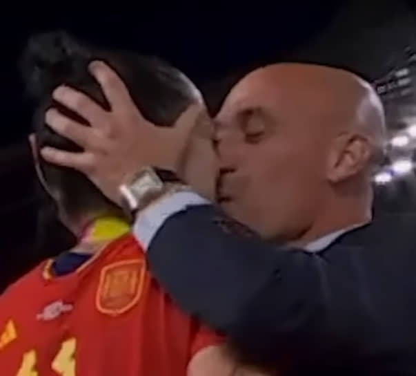 После победы сборной Испании Луис Рубиалес поцеловал капитана команды Дженни Эрмосо в губы