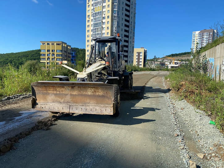 Во Владивостоке приводят в порядок грунтовые дороги, которые сильно пострадали во время ливня 25 августа 2023