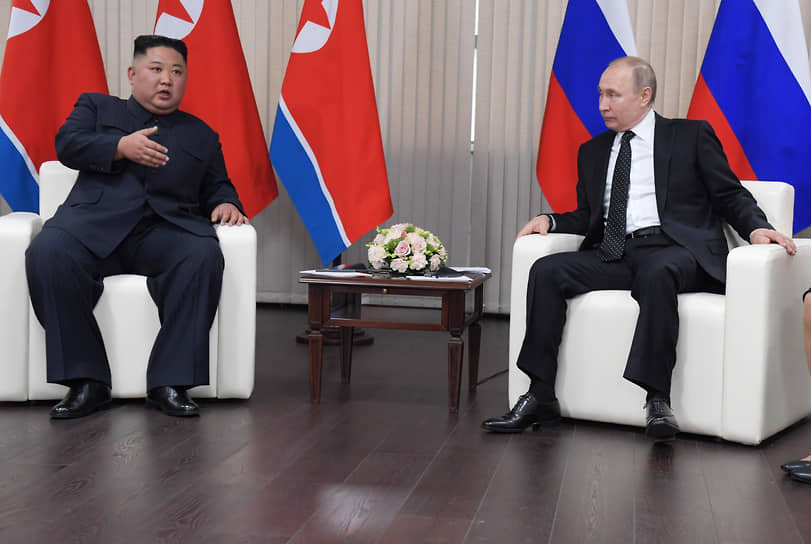 Ким Чен Ын (слева) и Владимир Путин во время переговоров на острове Русский в апреле 2019 года