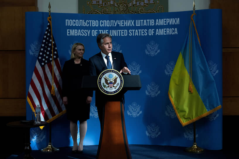 Энтони Блинкен и посол США на Украине Бриджет Бринк в посольстве США в Киеве 6 сентября