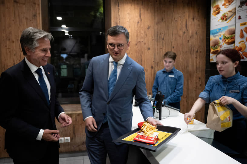 Энтони Блинкен (слева) и Дмитрий Кулеба в киевском McDonald`s