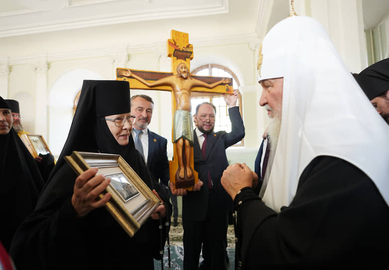  Патриарх Кирилл (справа)