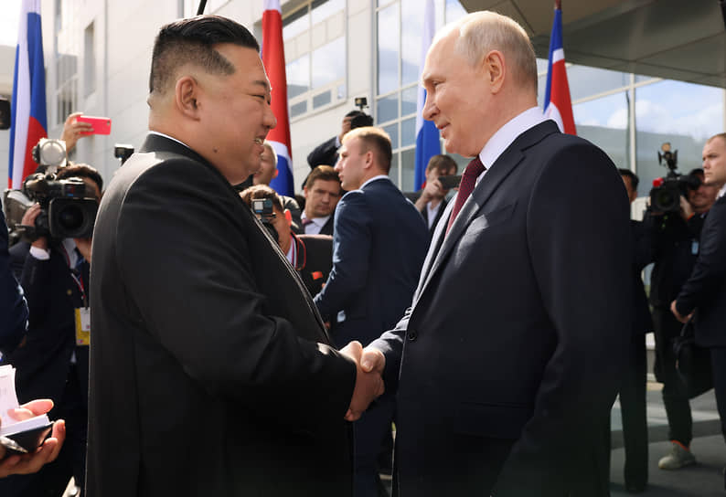 Президент России Владимир Путин (справа) и лидер КНДР Ким Чен Ын