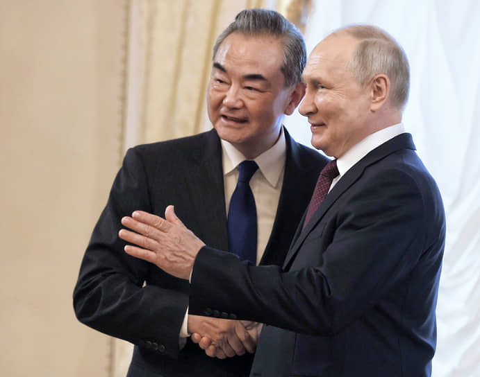 Ван И (слева) и Владимир Путин во время встречи в Санкт-Петербурге