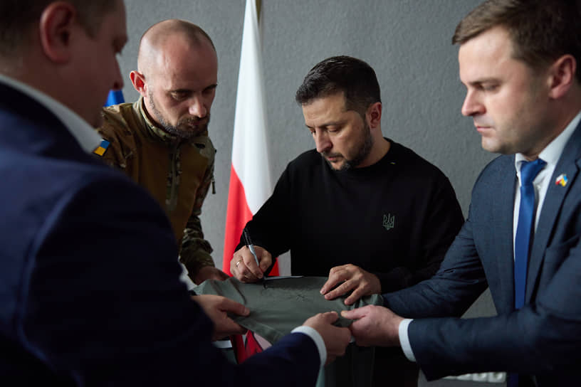 Владимир Зеленский (в центре) наградил в Люблине польских волонтеров за помощь Украине