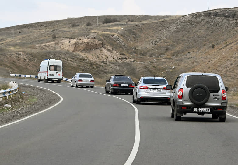 Колонна автомобилей с беженцами из Нагорного Карабаха 