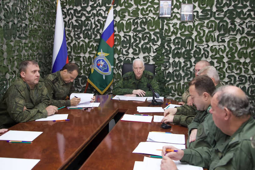 Александр Бастрыкин (в центре) во время совещания в Луганске
