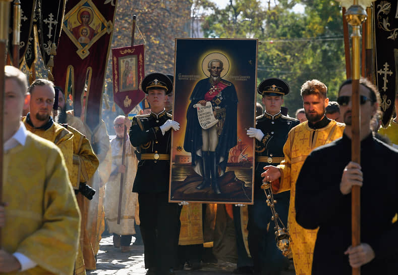 Крестный ход с чудотворной иконой святого праведного воина Федора Ушакова, уцелевшей при атаке на штаб Черноморского флота, прошел в Севастополе.