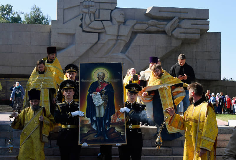 Крестный ход с чудотворной иконой святого праведного воина Федора Ушакова, уцелевшей при атаке на штаб Черноморского флота, прошел в Севастополе.
