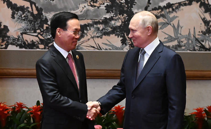 Во Ван Тхыонг (слева) и Владимир Путин 