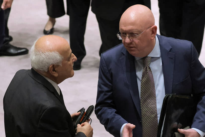 Постоянные представители Палестины и России при ООН Рияд Мансур (слева) и Василий Небензя