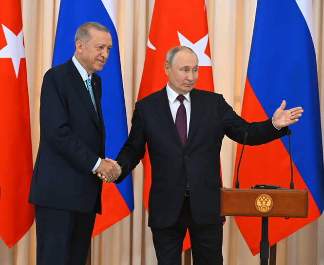 Реджеп Тайип Эрдоган (слева) и Владимир Путин во время встречи в Сочи в сентябре