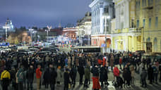 Сотни человек стоят в очереди у Большого театра за билетами на «Щелкунчик»