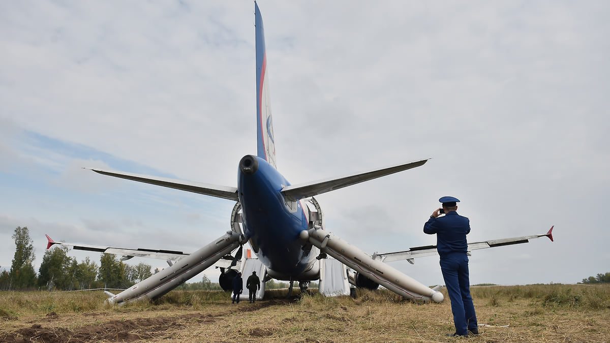 Росавиация назвала ошибки, из-за которых летевший в Омск A320 посадили в  поле – Коммерсантъ