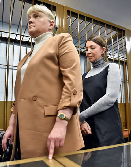 Адвокат Наталья Сальникова (слева) и ее подзащитная Елена Блиновская в зале суда