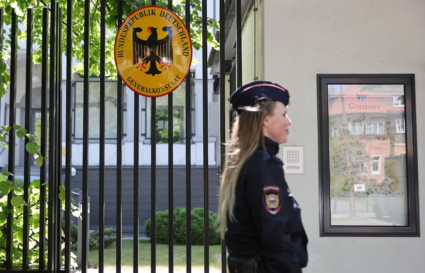 Сотрудница полиции у здания Генерального консульства Германии в Калиниграде