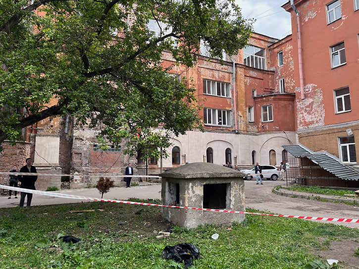 Место взрыва самодельного взрывного устройства у военкомата в Невском районе Санкт-Петербурга
