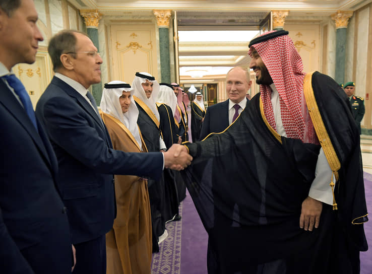 Президент России Владимир Путин (второй справа), наследный принц, председатель Совета министров Саудовской Аравии Мухаммед Бен Сальман Аль Сауд (справа) и министр иностранных дел России Сергей Лавров (второй слева) во время встречи