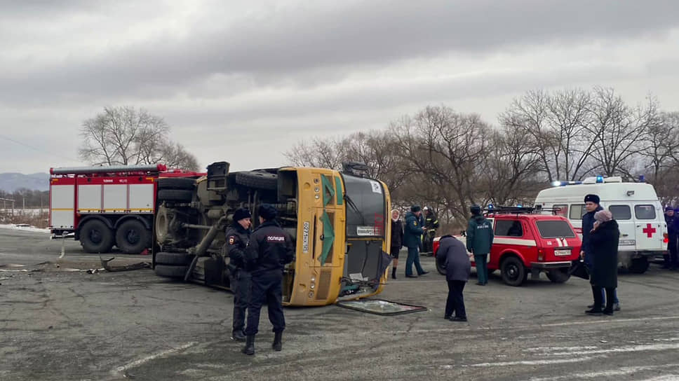 Школьный автобус перевернулся в Приморье