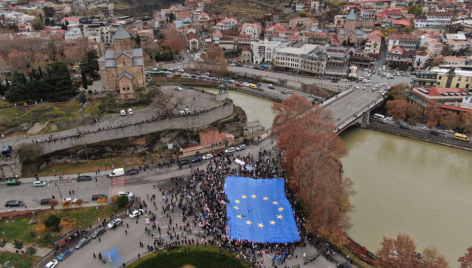 Флаг ЕС на акции за интеграции в ЕС в Тбилиси