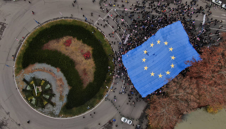 Флаг ЕС на акции за интеграции в ЕС в Тбилиси
