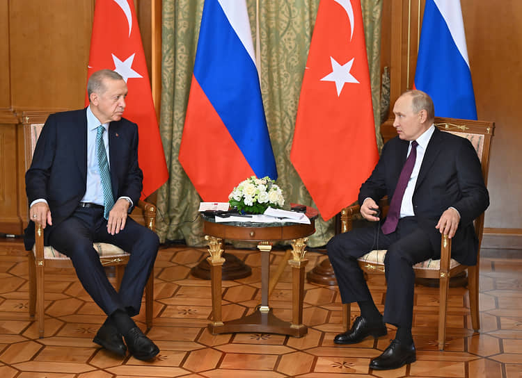 Президент России Владимир Путин и президент Турции Реджеп Тайип Эрдоган (слева)