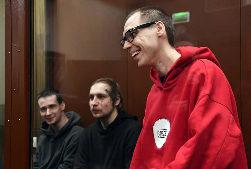 Справа налево: обвиняемые Артем Камардин, Николай Дайнеко и Егор Штовба 