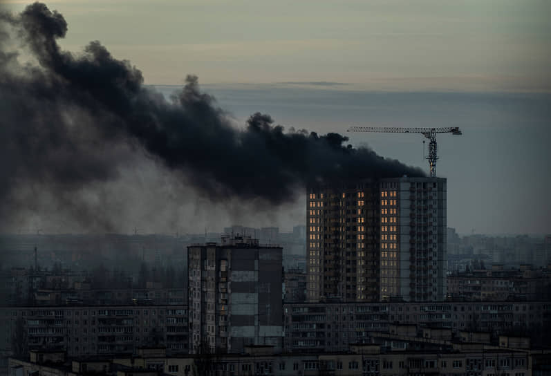 Дым над жилым домом в Киеве