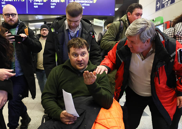 Пилот Дмитрий Беляков (в центре) в международном аэропорту Внуково