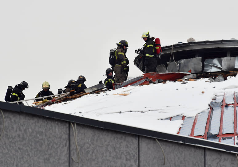 Пожарные ликвидируют возгорание на крыше Театра сатиры