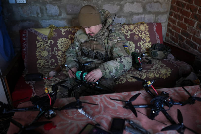 Украинский военный подготавливает FPV-дроны 
