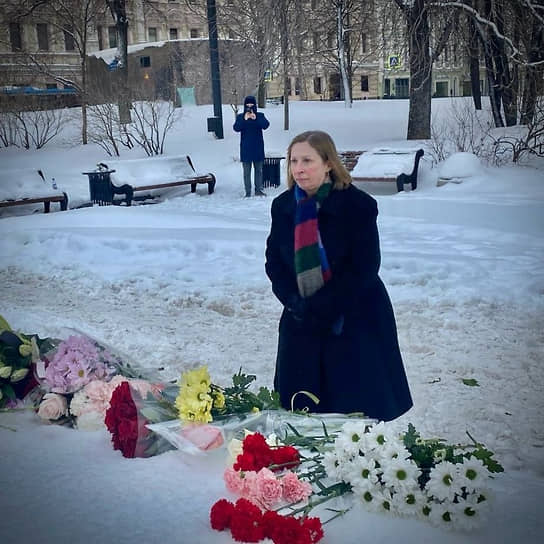 Посол США Линн Трейси у Соловецкого камня на Лубянке