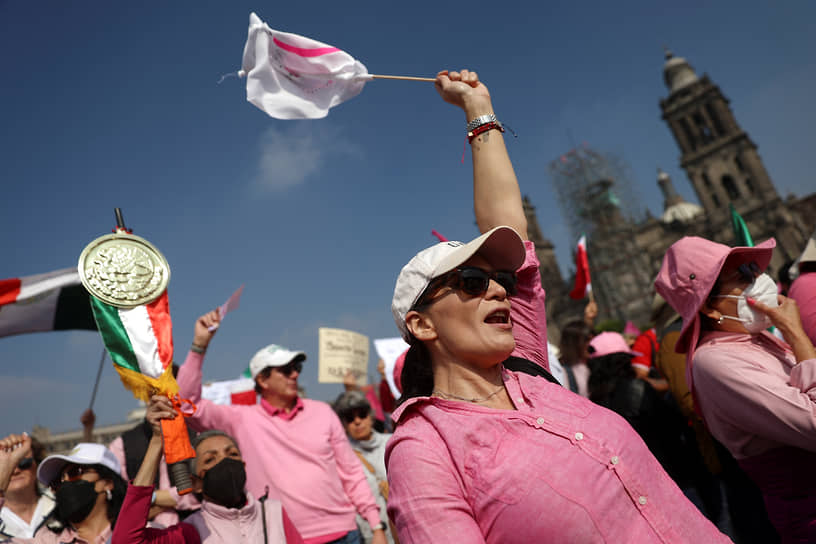 Участники протестов вышли на улицы в розовом — это цвет Национального избирательного института, которому в прошлом году урезал финансирование президент Андрес Обрадор