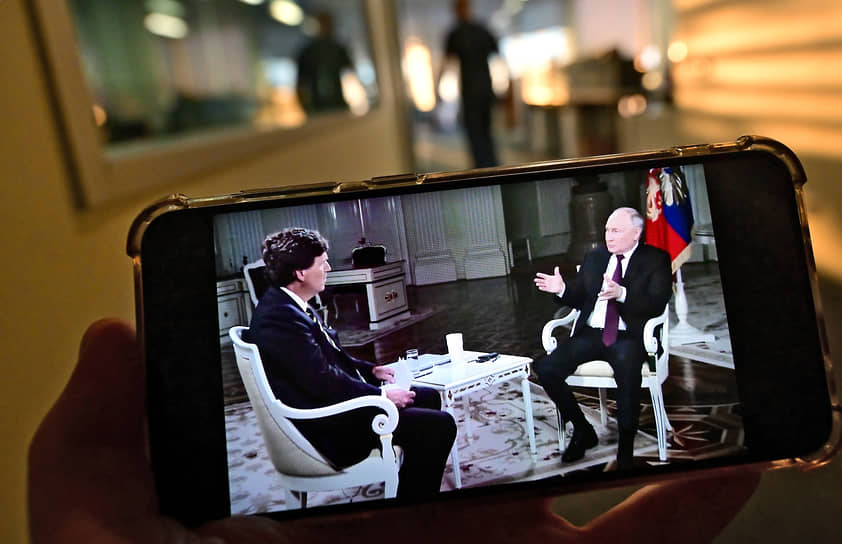 Трансляция на смартфоне интервью президента России Владимира Путина американскому журналисту Такеру Карлсону