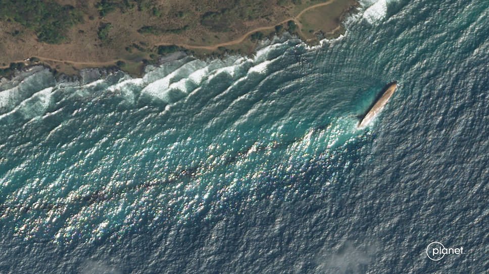 На спутниковом снимке виден разлив нефти и перевернувшаяся баржа у берега острова Тобаго