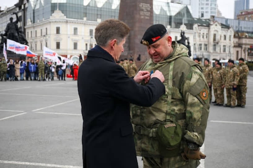 Губернатор Приморского края Олег Кожемяко вручает Сергею Ефремову (справа) награду в 2023 году