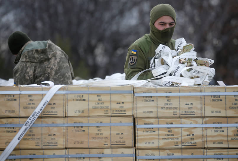 Украинские военные разгружают прибывшее из США вооружение