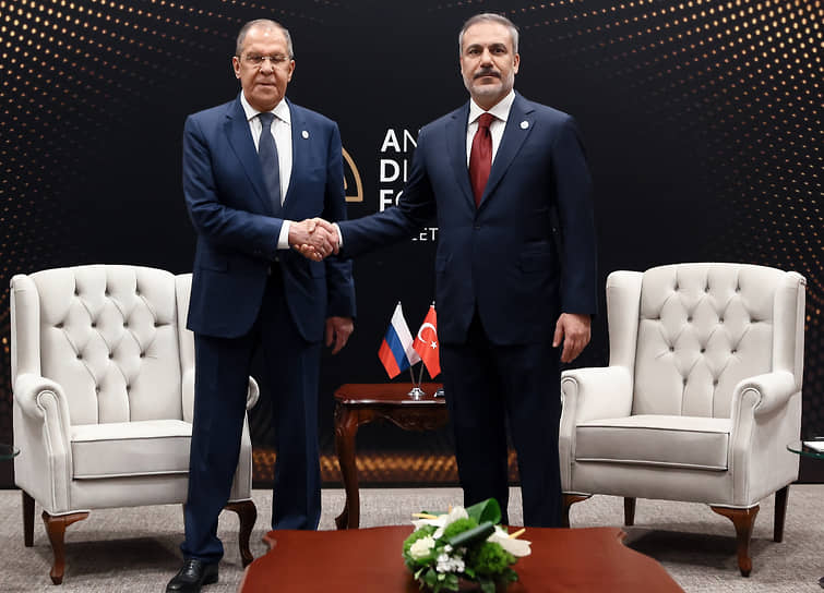 Министр иностранных дел России Сергей Лавров (слева) и министр иностранных дел Турции Хакан Хидан на дипломатическом форуме