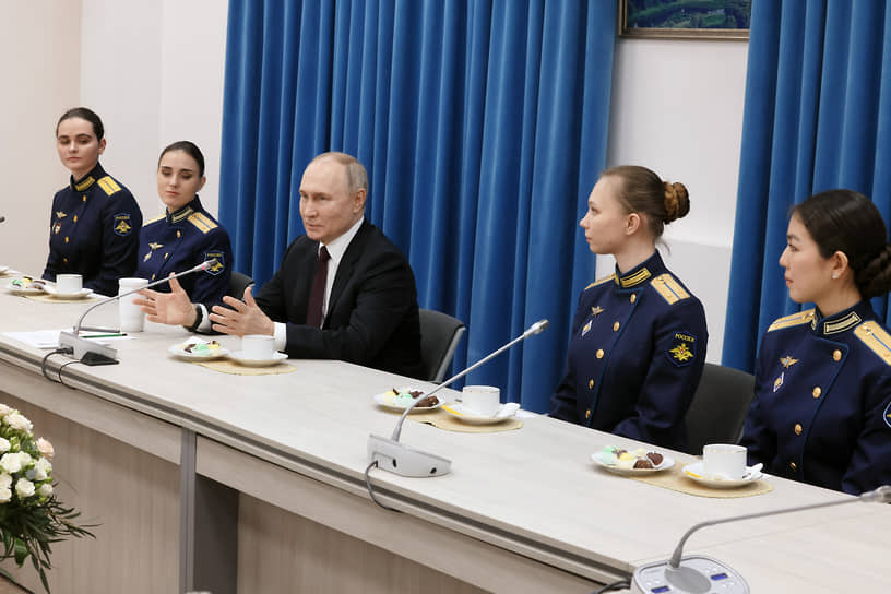 Владимир Путин во время встречи с девушками — выпускницами Краснодарского высшего военного авиационного училища летчиков