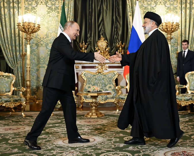 Владимир Путин (слева) и Эбрахим Раиси в 2023 году